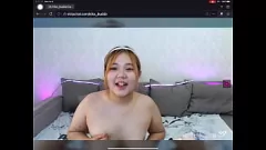 Redare Tânăra și groasă frumusețe coreeană își arată sfarcurile și burta umflate într-o sesiune de masturbare solo pe webcam