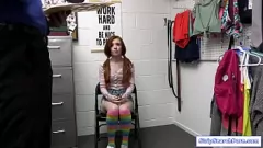 Afspelen Madi Collins in een stomende kantoorontmoeting: hardcore pijpbeurt, vingeren en intens neuken met een kleine roodharige