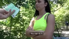 Afspelen Prachtige brunette babe geeft adembenemende pijpbeurt in openbare POV - Euro newbie houdt van buitenseks