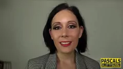 Reproduzir Milf submissa em meias fica amarrada e garganta profunda em cena de realidade bdsm hardcore