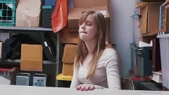 Reproduzir A adolescente safada Dolly Leigh foi pega furtando em uma loja e punida com um grande galo negro nos bastidores do escritório