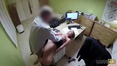 تشغيل الجنس المكتب مع فتاة لطيفة ورجل بالكاد تعرف