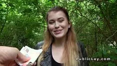 Reproducir Gangbang xxx con una prostituta pagada con dinero para hacer xxx en el bosque
