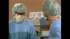Reproducir Doctores en lugar de operarlo sentado sobre una nena rubia