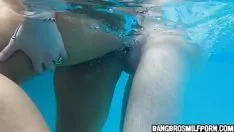 Jouer figa xxx che viene scopata nell'acqua in piscina
