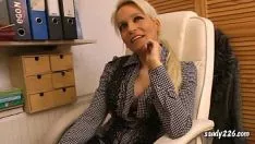 Reproduzir Uma prostituta menor faz sexo oral como nos filmes pornôs