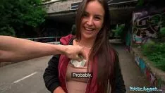 Jouer Il met quelques dollars dans les soutiens-gorge des filles pour leur faire plaisir
