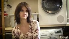Jouer La femme de ménage timide accepte de faire des films porno très facilement