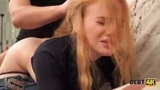 Piange quando il suo ragazzo le infila il cazzo molto in profondità nella figa