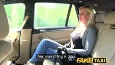 Afspelen Hij houdt ervan om seks te hebben in zo'n luxe auto