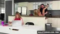 Afspelen Hij neukt zijn schoonzus terwijl zijn vrouw op de laptop speelt