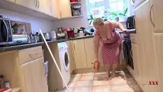 Afspelen De moeder kookt, dan kleedt ze zich uit en neukt haar poesje heel hard