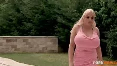 Jouer Quand elle pose sa bouche sur sa bite, elle la suce gentiment