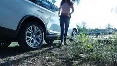Abspielen Hart in der Natur in der Nähe des Autos von einem echten Mann eingedrungen
