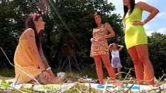 Reproducir Algunas chicas juegan al tornado en su coño desnudo