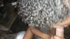 Abspielen Die sinnliche Rauchsession endet mit einem heißen Blowjob