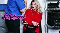 Odtwórz Przyłapany na gorącym uczynku: napalona blondynka MILF Kit Mercer ukarana za kradzież w sklepie