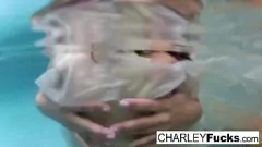 Jouer Les gros seins et la chatte rasée de Charley Chase exposés lors d'une masturbation en solo
