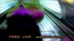 Odtwórz Szpieguj cycatą blondynkę nastolatkę bawiącą się w solarium