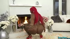 Curvacee Black Milf Victoria Prăjituri în ciorapi și tocuri înalte, deepuri și deepthroats multiple mari cățeluși albi mari