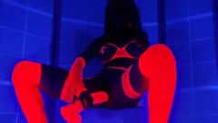 Abspielen Neon Glow Orgasmus: Milf spritzt in Dessous, während er mit Dildo masturbiert