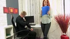 Jouer Jeune rousse baisée dans la bouche dans le bureau de son patron