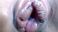 Redare Deepthroat Delight: Brunette Doll devine sălbatic cu dildo uriaș