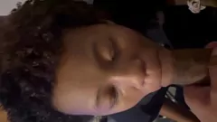 Abspielen Schwarzer interracial Blowjob: Slutty Asian GF verleiht nasse Throat-Kopf und Swallows Sperma