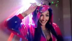 Oynat Tek boynuzlu at pijamalarında dominatrix, kornası ile el iş talimatları verir