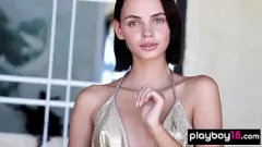 Reproducir Nena morena delgada Lilit Ariel expone sus pequeñas tetas y coño afeitado en solitario Striptease