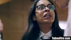 Jouer Il primo trio di Geeky Teen: sesso hardcore con fratellastro e sorellastra