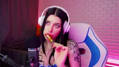 Afspelen ASMR natte geluiden: likken, zuigen en mondgeluiden met honingwaas