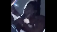 Odtwórz Ebony MILF daje niezapomniany blowjob głębinowy