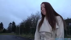 Reproducir Nena vestida con medias disfruta de una intensa mamada POV y lamida de coño