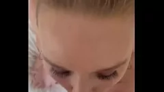 Afspelen Rondborstige blondine Nickygeee87 kan een grote lul niet weerstaan: harde pijpbeurt en handjob