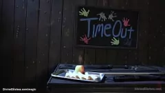 Abspielen Die heiße blonde Domina Maitresse Madeline dominiert den unterwürfigen Sklaven mit grobem Strapon-Pegging und BDSM-Bondage