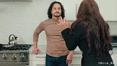 Jouer Guarda questa boss latina dominare il suo dipendente in lingerie, mostrando il suo culo grosso e le sue curve spesse